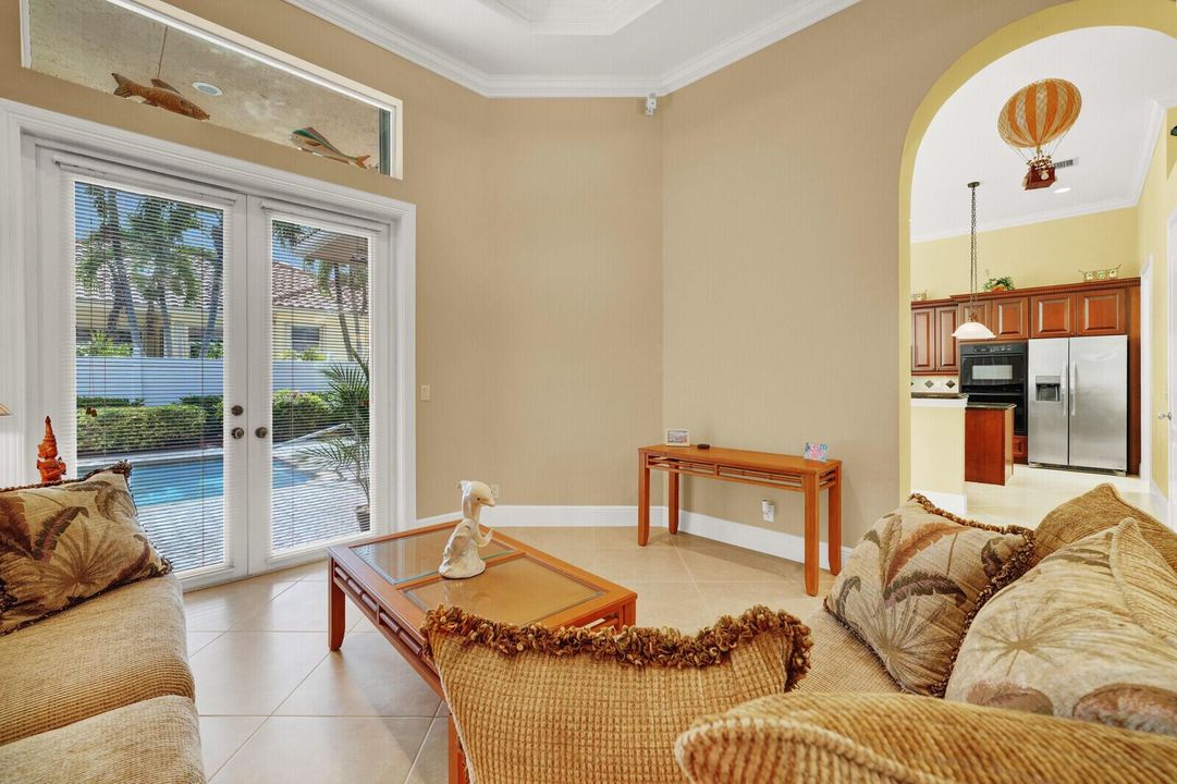 High ceilings, decorative niches