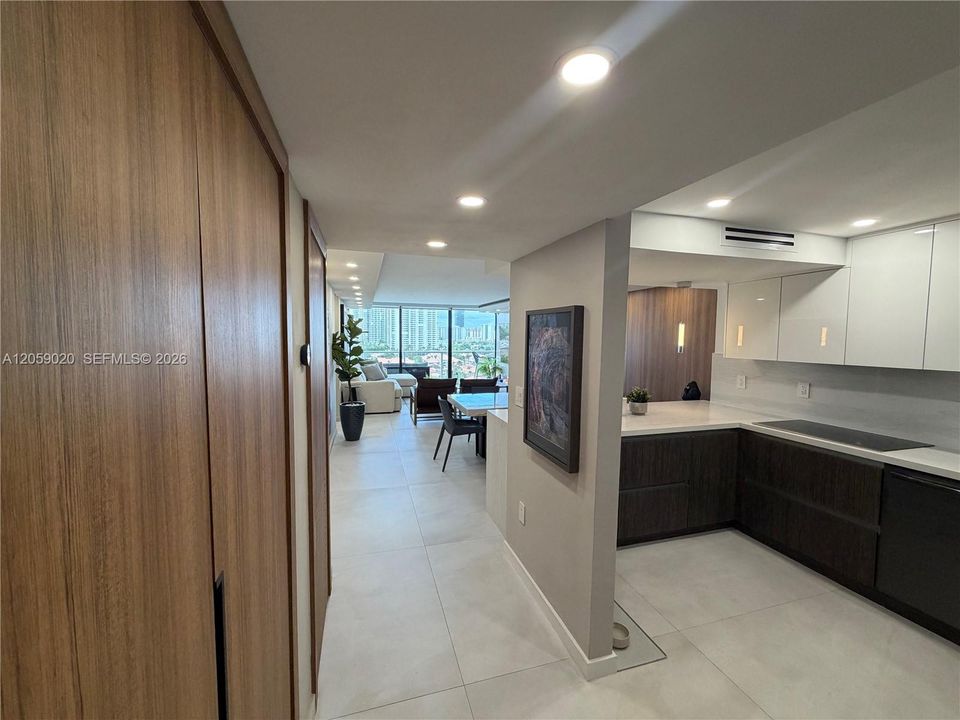 На продажу: $575,000 (2 спален, 2 ванн, 1068 Квадратных фут)