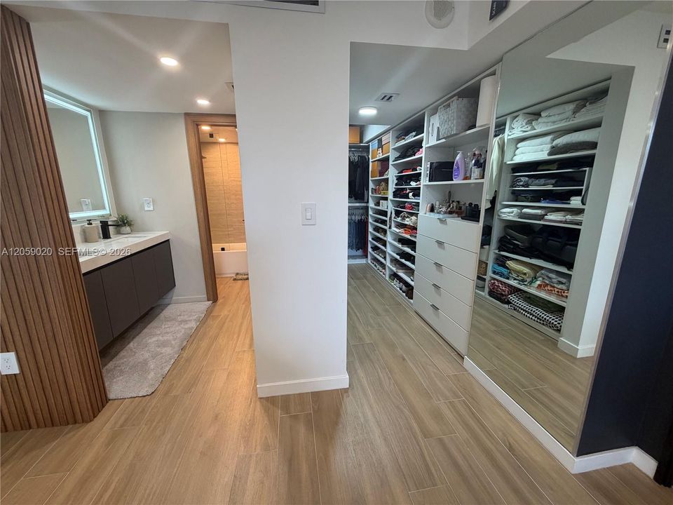 На продажу: $575,000 (2 спален, 2 ванн, 1068 Квадратных фут)
