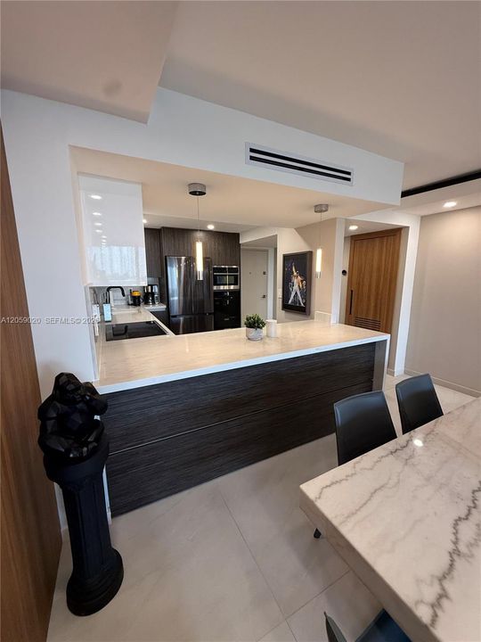 На продажу: $575,000 (2 спален, 2 ванн, 1068 Квадратных фут)