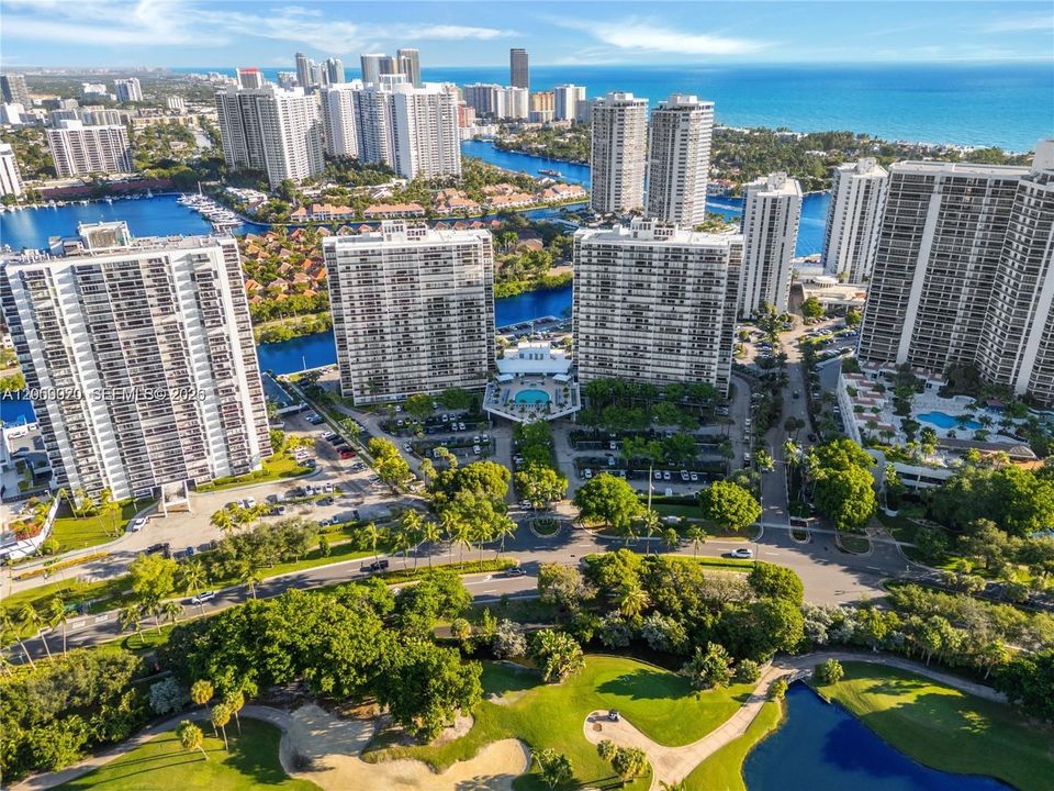 На продажу: $575,000 (2 спален, 2 ванн, 1068 Квадратных фут)