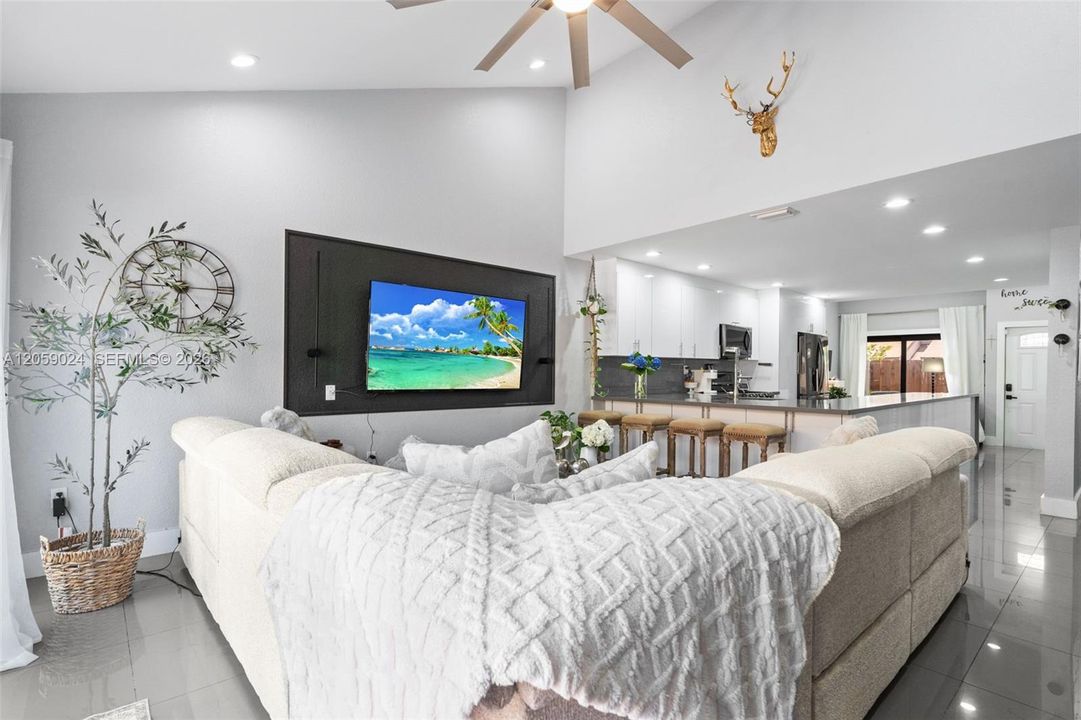 For Sale: $430,000 (2 beds, 2 baths, 1276 Square Feet)