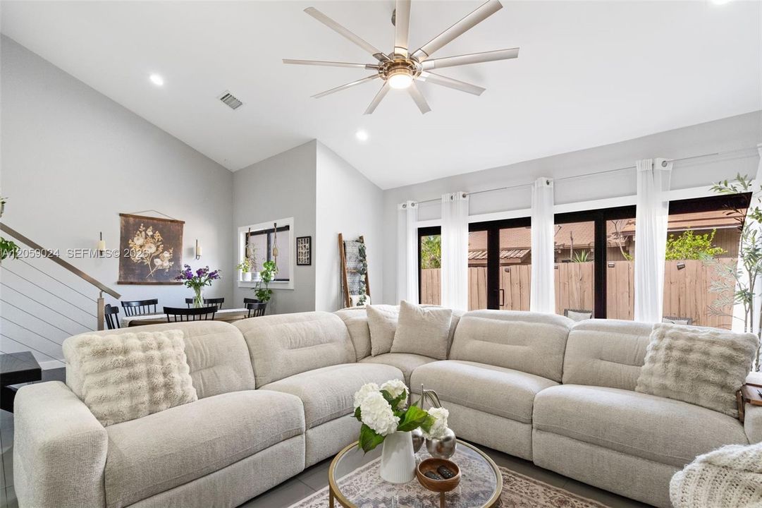 For Sale: $430,000 (2 beds, 2 baths, 1276 Square Feet)