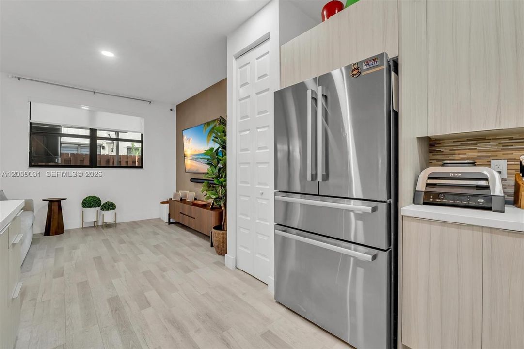 На продажу: $899,999 (4 спален, 3 ванн, 2105 Квадратных фут)