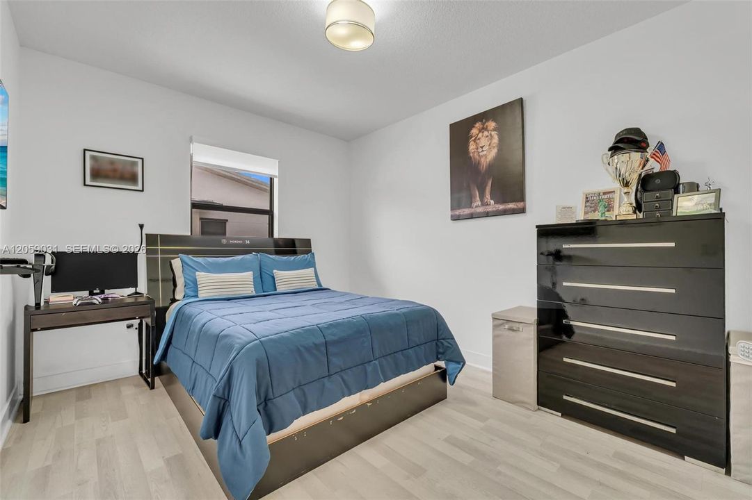 На продажу: $899,999 (4 спален, 3 ванн, 2105 Квадратных фут)