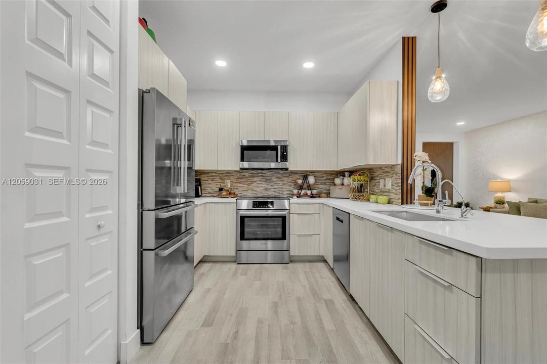 На продажу: $899,999 (4 спален, 3 ванн, 2105 Квадратных фут)