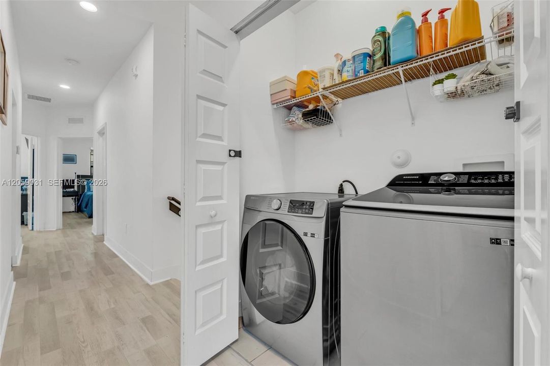 На продажу: $899,999 (4 спален, 3 ванн, 2105 Квадратных фут)