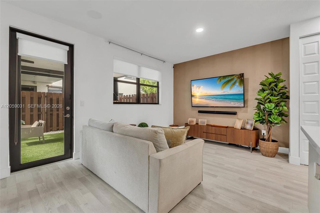 На продажу: $899,999 (4 спален, 3 ванн, 2105 Квадратных фут)