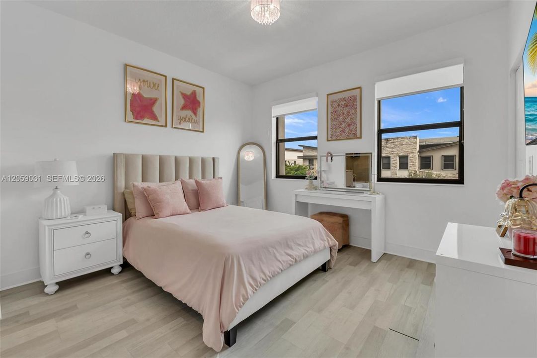 На продажу: $899,999 (4 спален, 3 ванн, 2105 Квадратных фут)