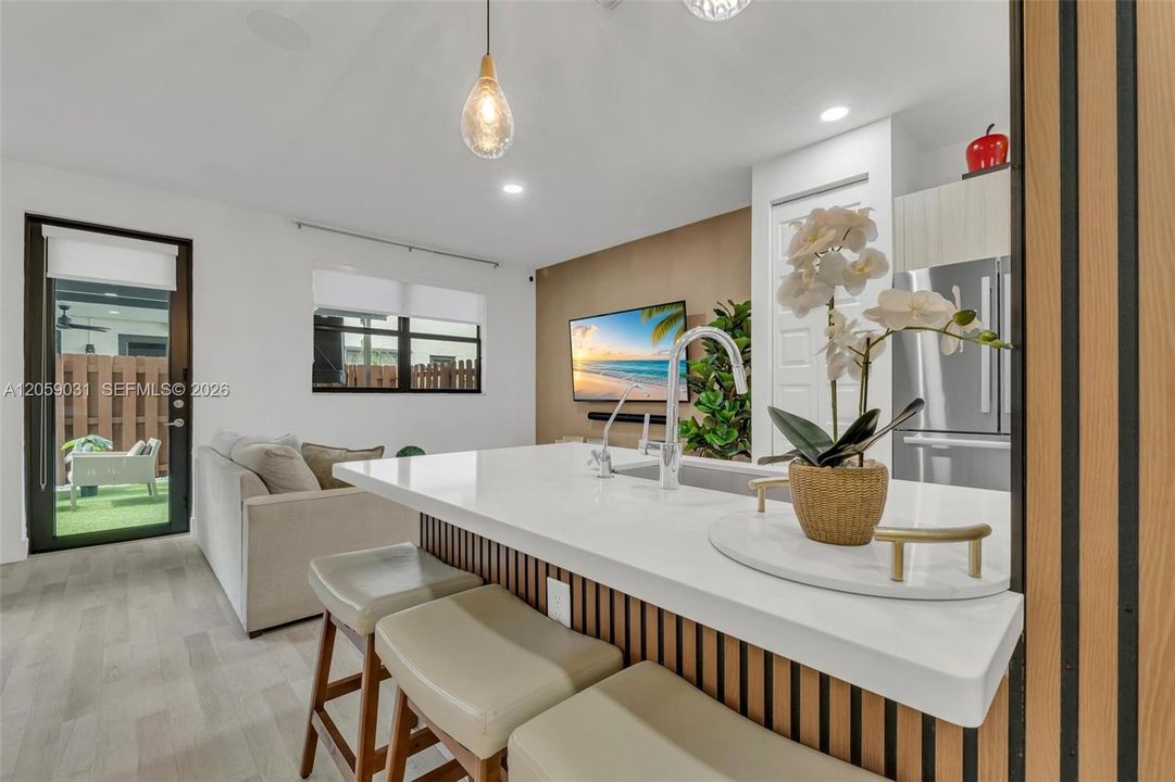 На продажу: $899,999 (4 спален, 3 ванн, 2105 Квадратных фут)