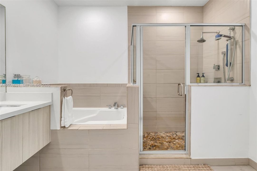 На продажу: $899,999 (4 спален, 3 ванн, 2105 Квадратных фут)