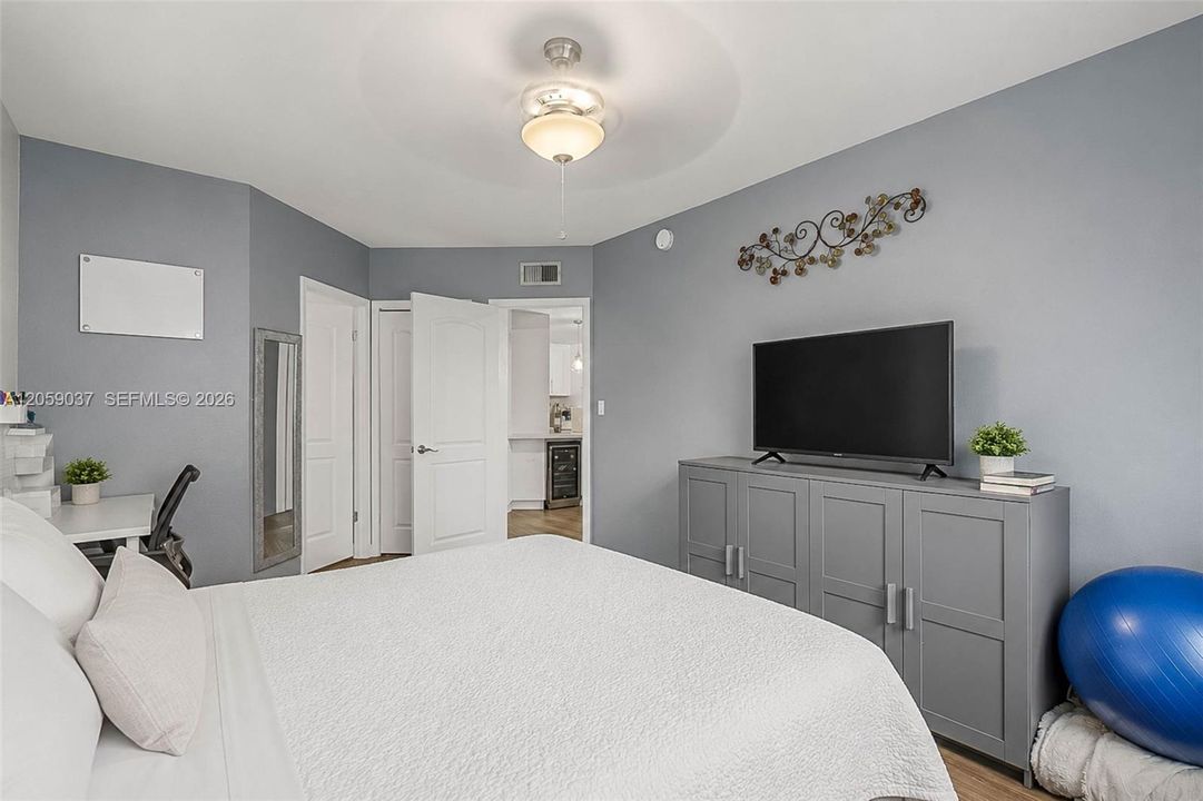 For Rent: $2,500 (2 beds, 2 baths, 1036 Square Feet)