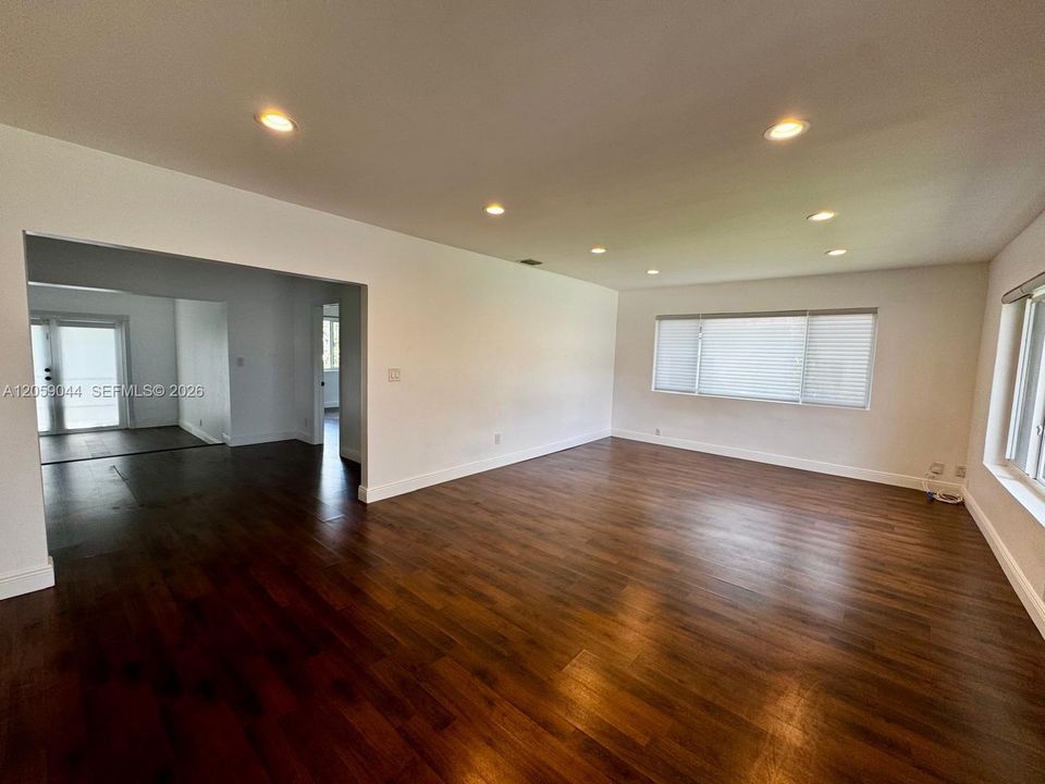 В аренду: $5,900 (3 спален, 2 ванн, 1639 Квадратных фут)