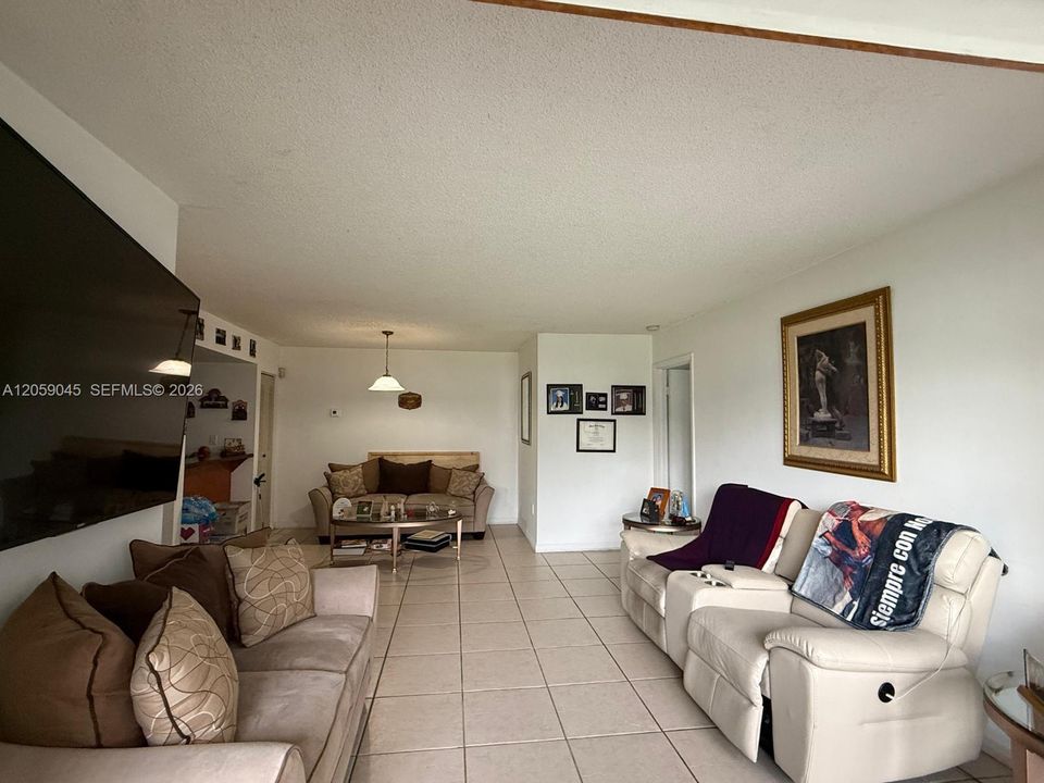 For Sale: $280,000 (2 beds, 2 baths, 924 Square Feet)