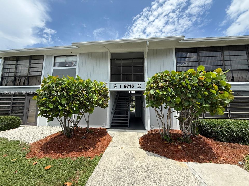 For Sale: $280,000 (2 beds, 2 baths, 924 Square Feet)
