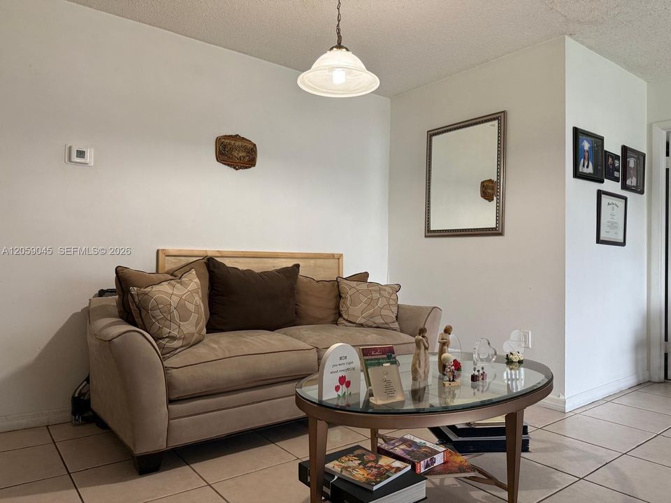 For Sale: $280,000 (2 beds, 2 baths, 924 Square Feet)