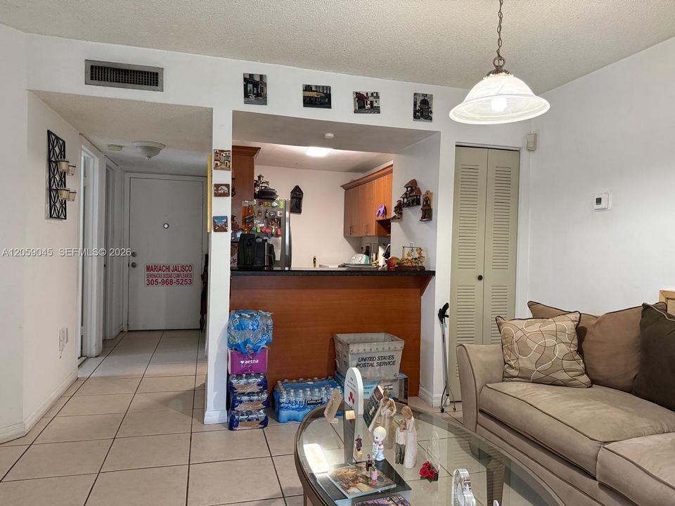 For Sale: $280,000 (2 beds, 2 baths, 924 Square Feet)