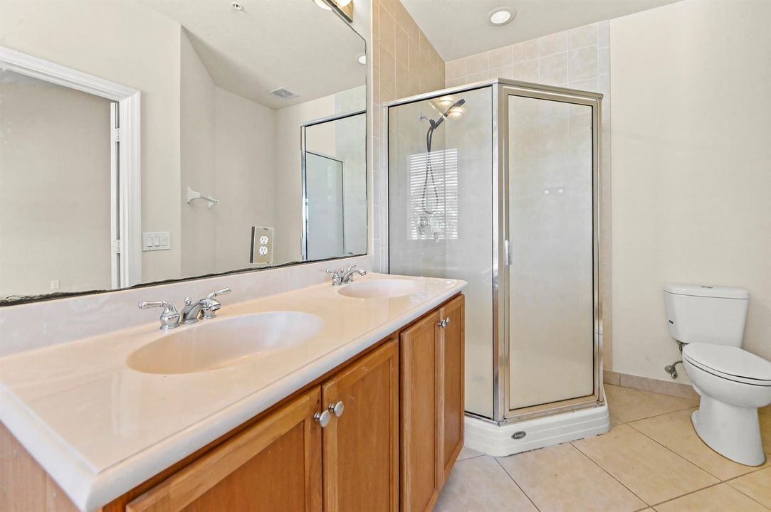 28 Bathroom 01