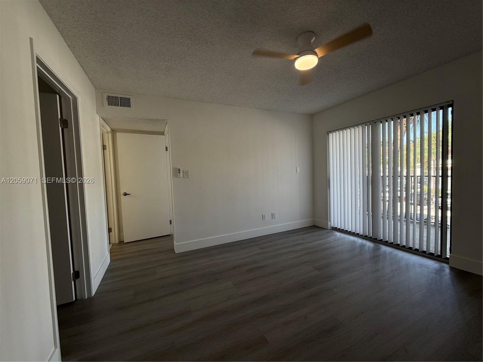For Sale: $220,000 (1 beds, 1 baths, 841 Square Feet)