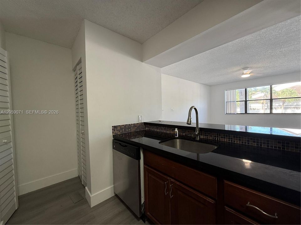 For Sale: $220,000 (1 beds, 1 baths, 841 Square Feet)