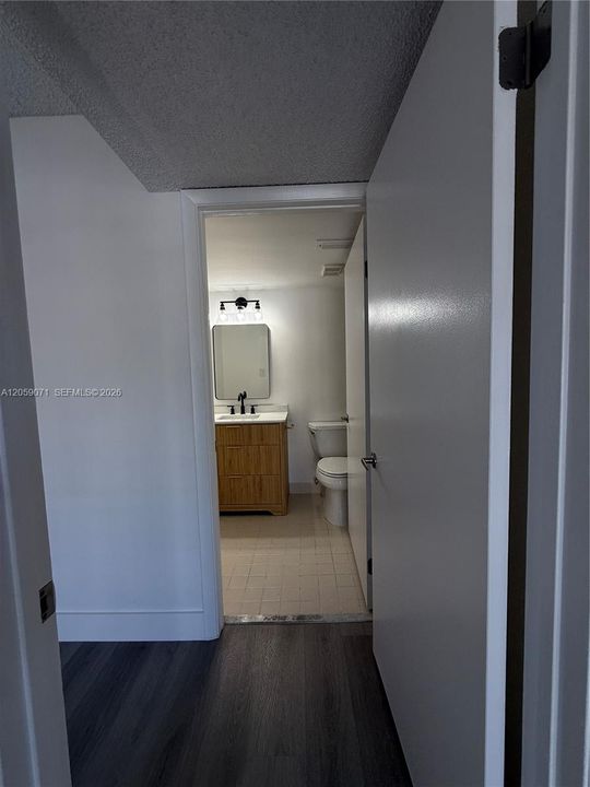 For Sale: $220,000 (1 beds, 1 baths, 841 Square Feet)