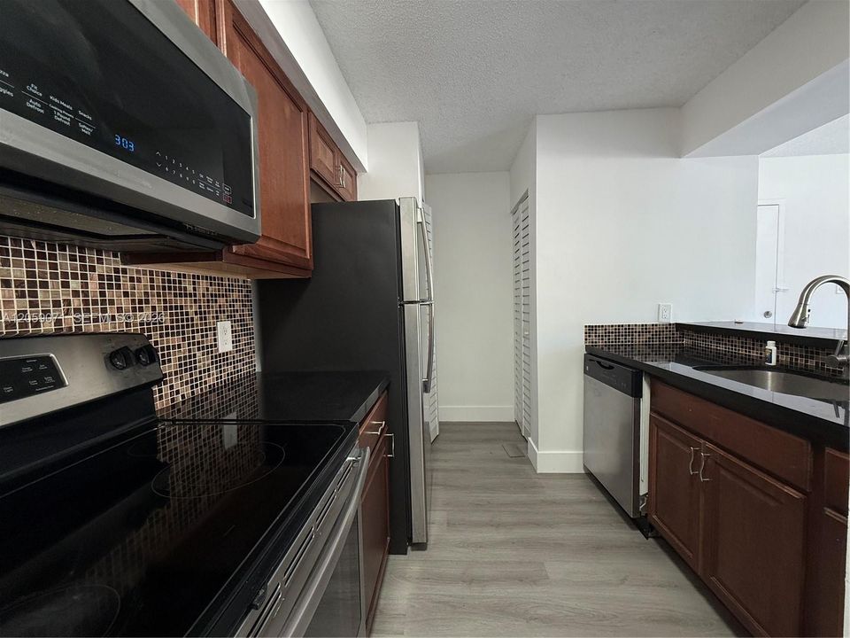 For Sale: $220,000 (1 beds, 1 baths, 841 Square Feet)