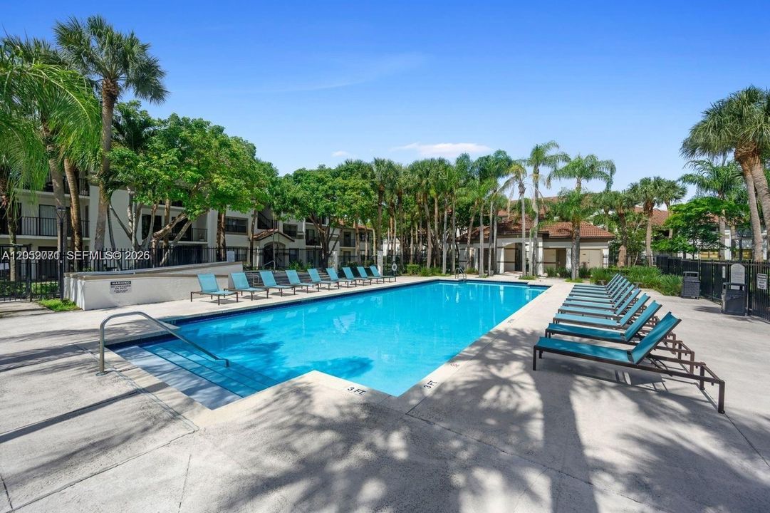 For Sale: $220,000 (1 beds, 1 baths, 841 Square Feet)