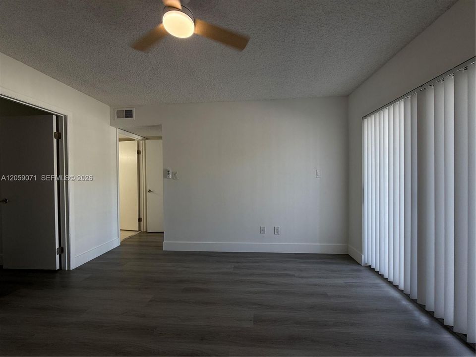 For Sale: $220,000 (1 beds, 1 baths, 841 Square Feet)