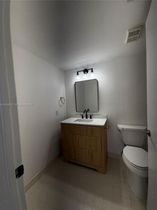 For Sale: $220,000 (1 beds, 1 baths, 841 Square Feet)