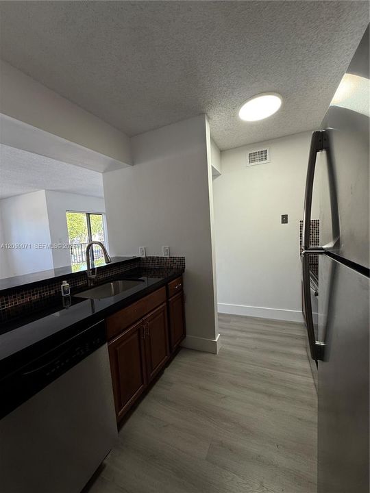 For Sale: $220,000 (1 beds, 1 baths, 841 Square Feet)