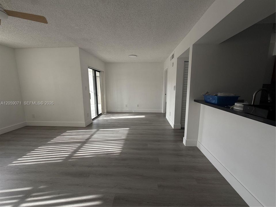For Sale: $220,000 (1 beds, 1 baths, 841 Square Feet)