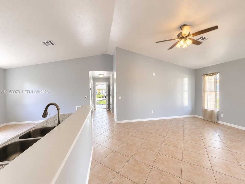 Activo con contrato: $209,950 (2 camas, 2 baños, 1078 Pies cuadrados)
