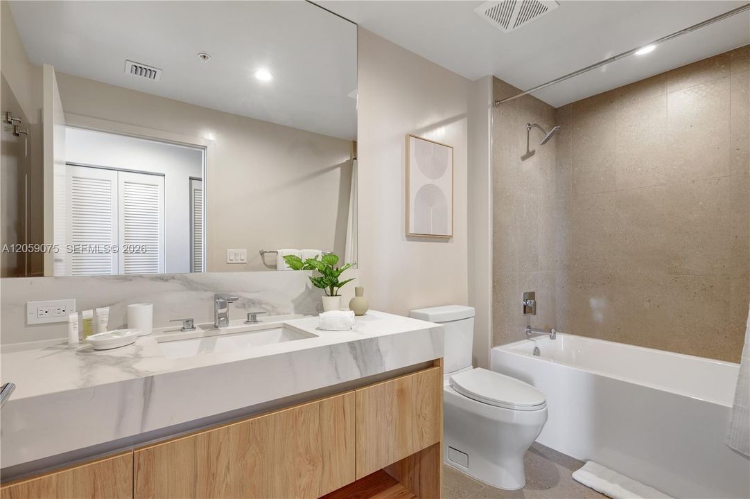 В аренду: $4,650 (2 спален, 2 ванн, 825 Квадратных фут)