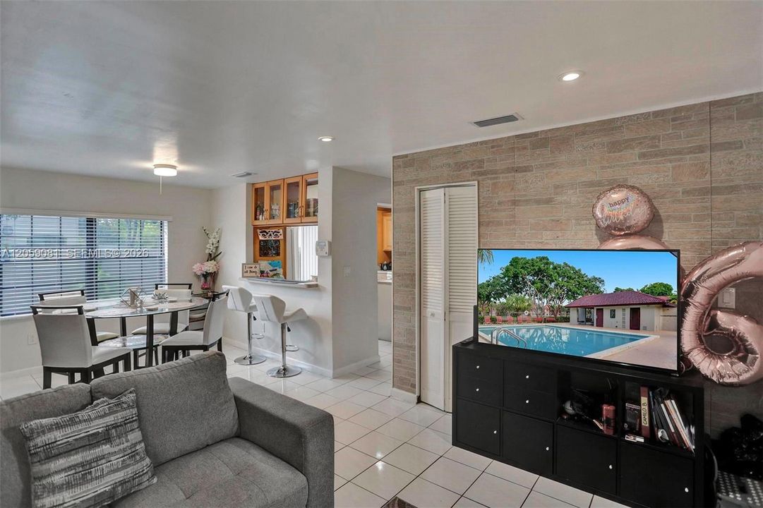 For Rent: $2,650 (2 beds, 1 baths, 1076 Square Feet)