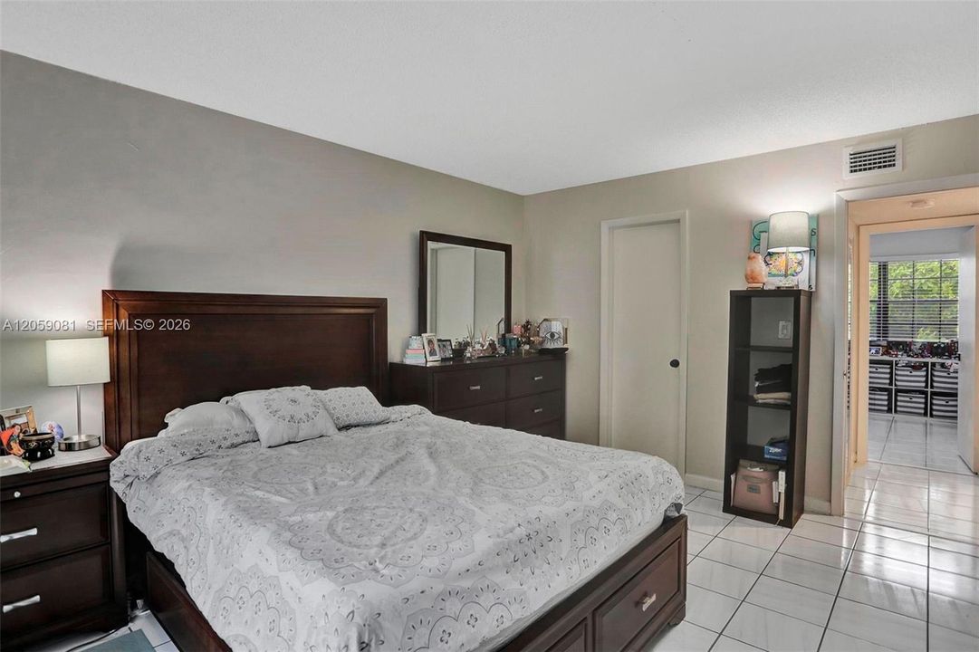 For Rent: $2,650 (2 beds, 1 baths, 1076 Square Feet)