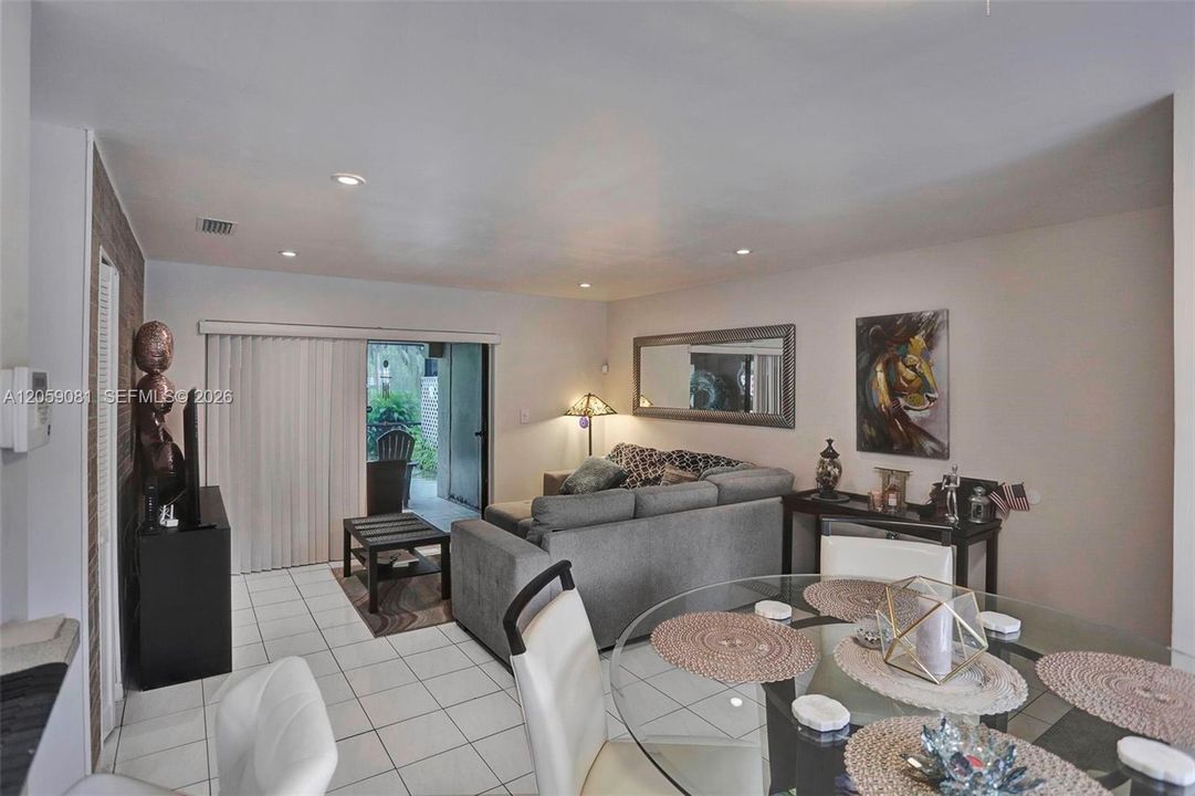 For Rent: $2,650 (2 beds, 1 baths, 1076 Square Feet)