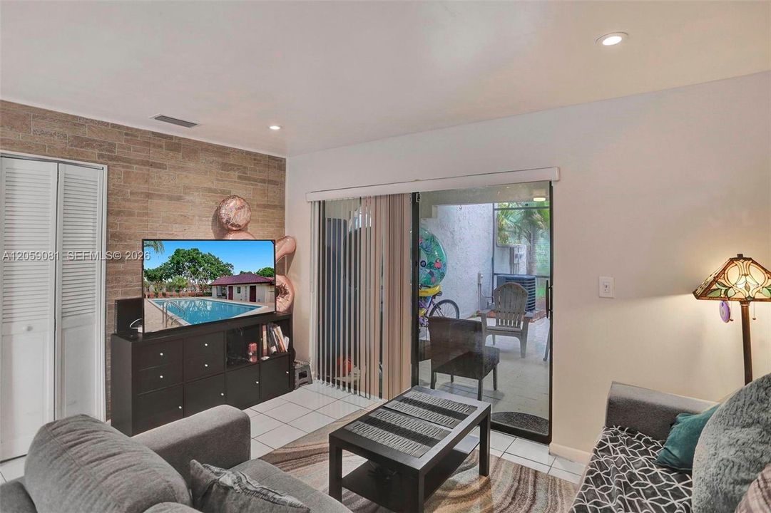 For Rent: $2,650 (2 beds, 1 baths, 1076 Square Feet)