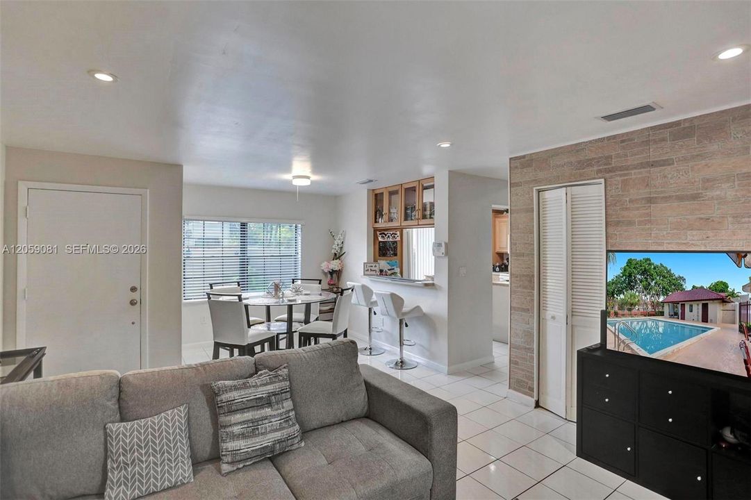 For Rent: $2,650 (2 beds, 1 baths, 1076 Square Feet)