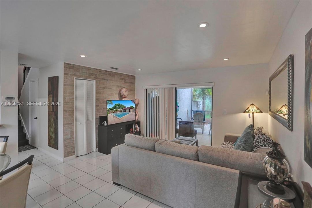 For Rent: $2,650 (2 beds, 1 baths, 1076 Square Feet)