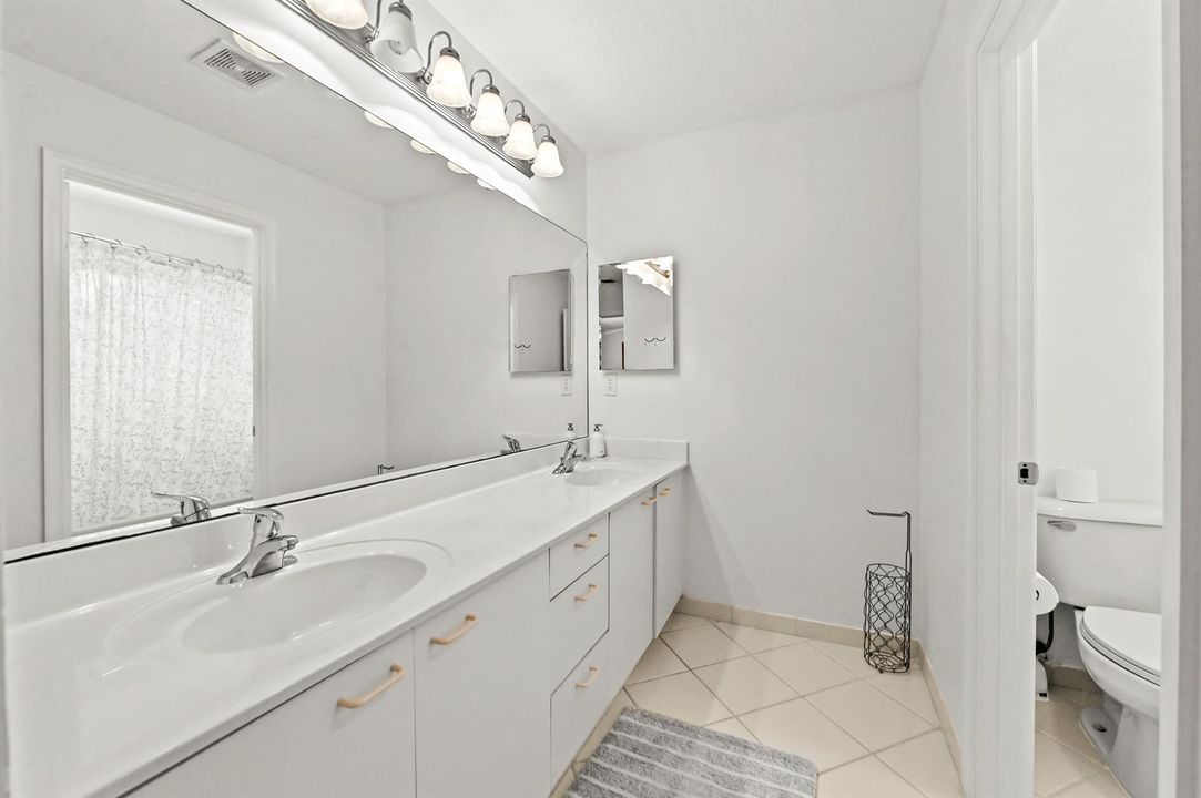 30 Bathroom 01