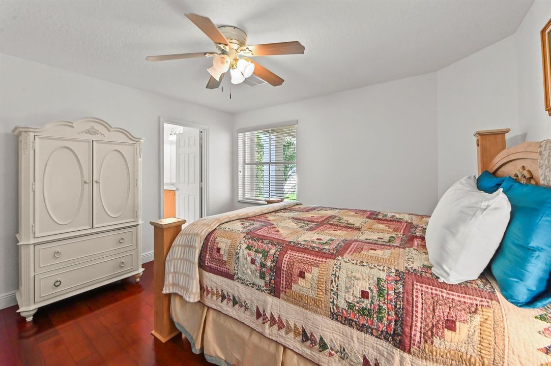 32 Bedroom 02