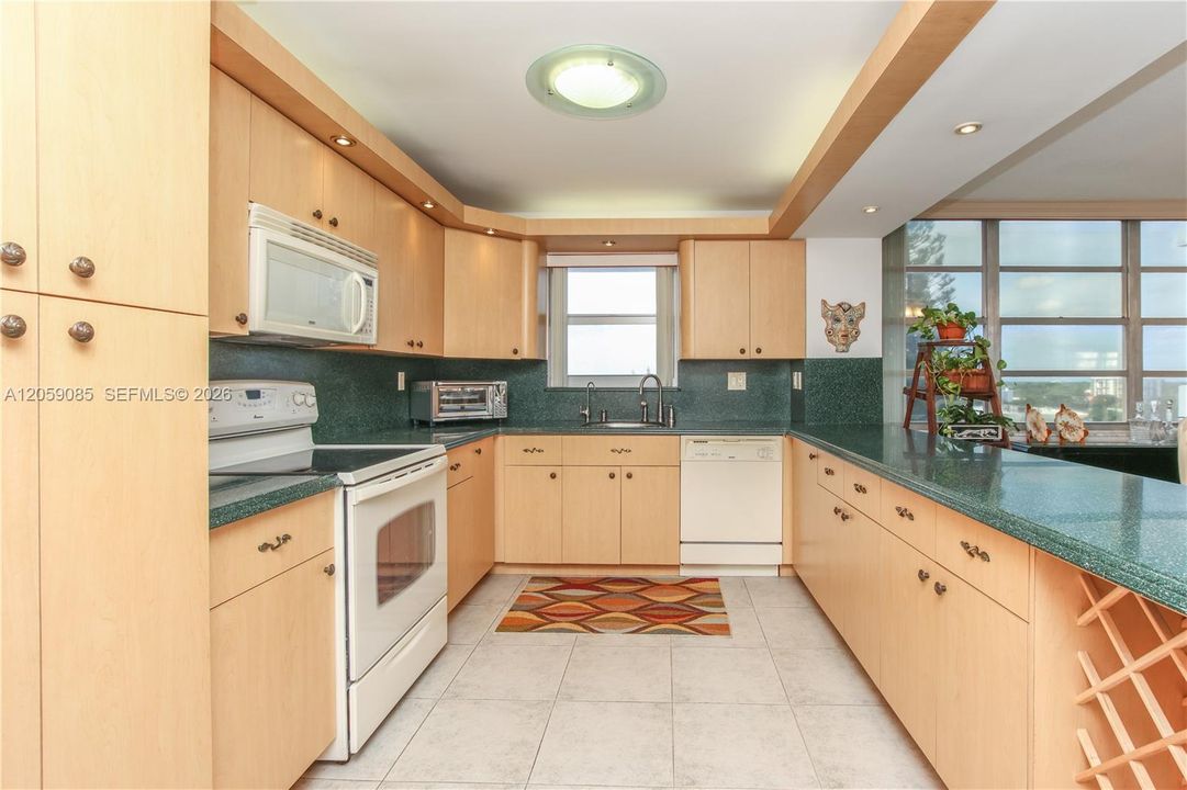 For Sale: $230,000 (2 beds, 2 baths, 1300 Square Feet)