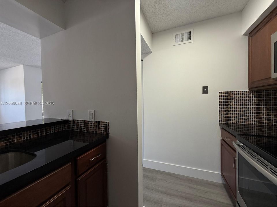 For Rent: $2,000 (1 beds, 1 baths, 841 Square Feet)