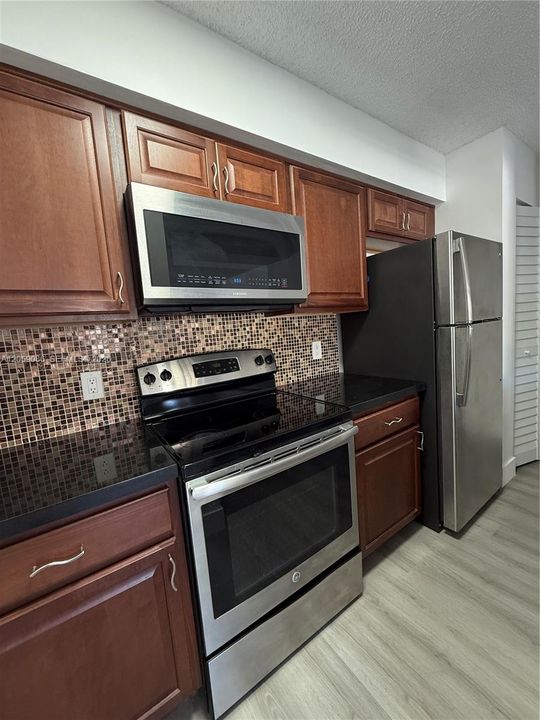 For Rent: $2,000 (1 beds, 1 baths, 841 Square Feet)