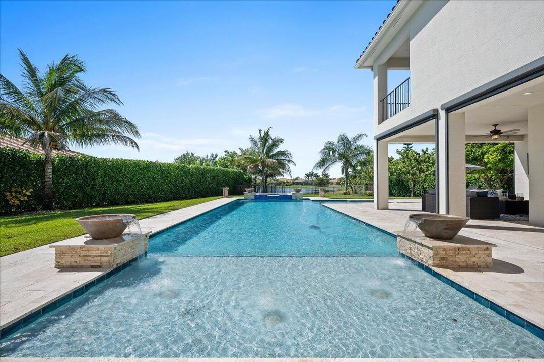 Large Heated Pool w Hot Tub
