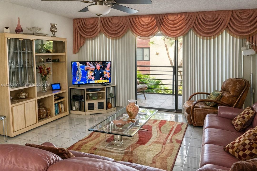 На продажу: $255,900 (2 спален, 2 ванн, 1283 Квадратных фут)