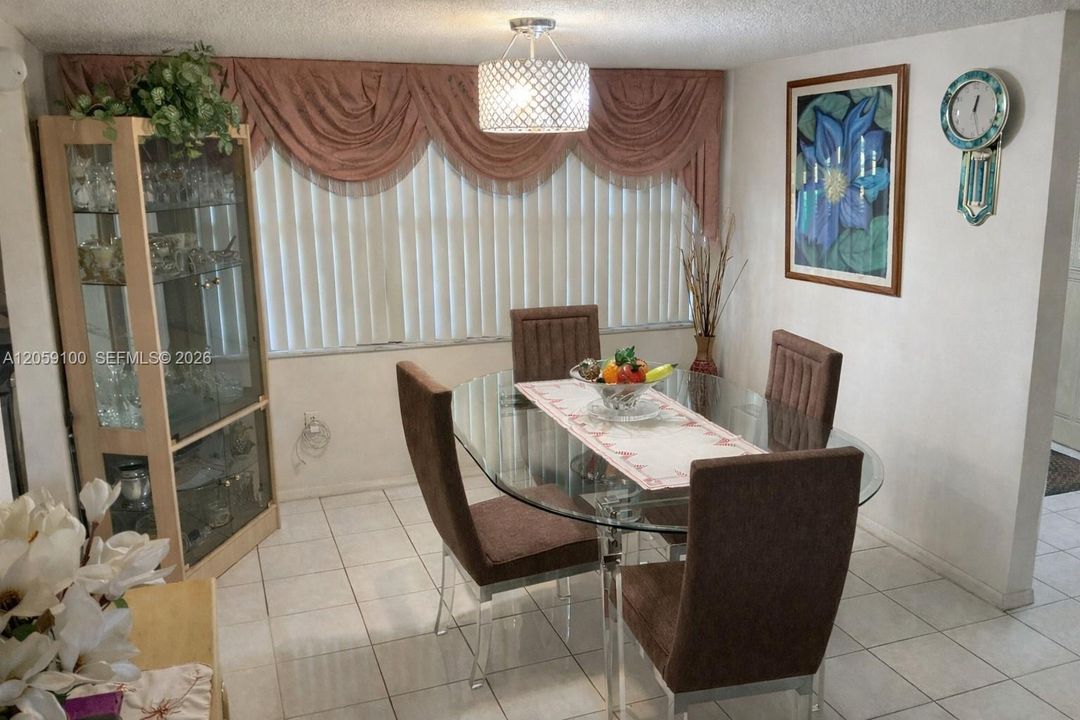 На продажу: $255,900 (2 спален, 2 ванн, 1283 Квадратных фут)
