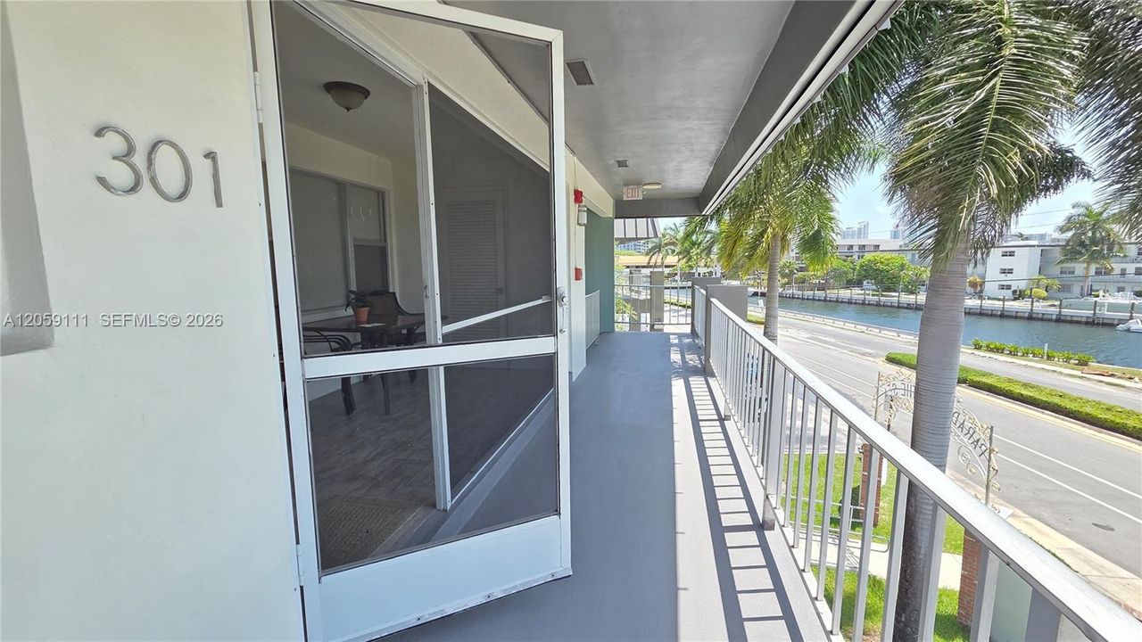 For Rent: $1,950 (2 beds, 2 baths, 965 Square Feet)