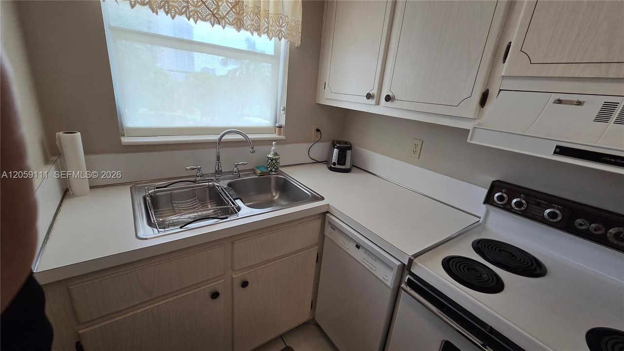 For Rent: $1,950 (2 beds, 2 baths, 965 Square Feet)