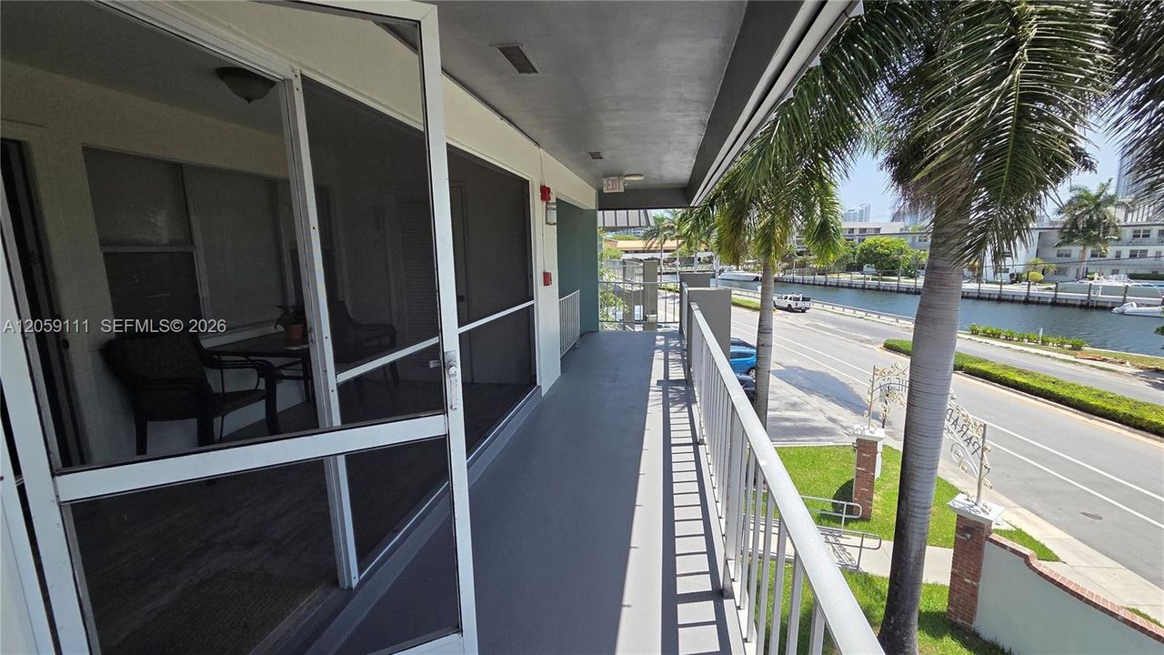 For Rent: $1,950 (2 beds, 2 baths, 965 Square Feet)